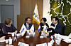Jeong Myeong-geun, mayor of Hwaseong, Gyeonggi, far right, has talks with Frank Heemskerk, executive vice president of ASML's global public affairs, second from left, at Hwaseong City Hall on Thursday. [YONHAP]