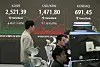 A screen in Hana Bank's trading room in central Seoul shows the Kospi closing at 2,521.39 points on April 1, up 40.27 points, or 1.62 percent, from the previous trading session. [YONHAP]