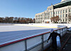 Workers set up the skating rink at Seoul Plaza in Jung District, central Seoul on Sunday. [NEWS1]
