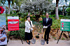 Omani Ambassador to Korea Zakaria bin Hamad Hilal Al Saad, right, and Seoul Botanic Garden Director Park Soo-mi pose for a photo at a ceremonial tree planting event organized by the embassy at the garden in Gangseo District, western Seoul, on May 19. [EMBASSY OF OMAN IN KOREA]