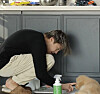 Actor Park Eun-seok tends to his dog in an episode of ″I Live Alone″ that aired on Jan. 22. [MBC]