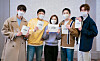 The cast of 'Hospital Playlist,' from left, Yoo Yeon-seok, Kim Dae-myeung, Jeon Mi-do, Cho Jung-seok and Jung Kyung-ho pose with their scripts. [TVN]