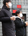A Twosome Place coffee shop in Seoul on Thursday. The coffee franchise upped its prices on 21 beverages starting on Thursday. Americano and Cafe Latte prices were increased by 400 won ($0.33). It was the first increase in 9 years. [YONHAP]