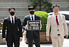 Two medical students, left, and their lawyer Lee Byeong-chul, right, file an injunction against the presidents of three national universities and the Korean Council for University Education at the Seoul Central District Court in Seocho District, southern Seoul, on April 22. [YONHAP]