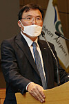 Koo Bon-hwan, president of Incheon International Airport, on Wednesday speaks at a press conference at the company headquarters in Incheon. Koo said that an official at the Ministry of Land, Infrastructure and Transport asked him to voluntarily resign in early September, but he was not told the reasons for the order. [YONHAP]