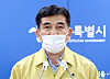 Seoul Metropolitan Government spokesman Hwang In-sik announces Friday the city government's decision to sue the Sarang Jeil Church and its head pastor, Jun Kwang-hoon. The city government alleged that Jun and the church violated laws and obstructed the city government's response to the viral cluster connected to the church. [YONHAP]
