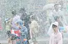 Children get cool at Everland in Yongin, Gyeonggi, on Tuesday amid a continuing heat wave. [YONHAP]
