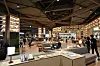 Book Ground, a smaller version of the Starfield Library seen on the larger Starfield shopping complex branch in Coex and Suwon, located at the center of the Starfield Market Emart Jukjeon in Yongin, Gyeonggi. The Book Ground is accompanied by a Starbucks cafe — the largest Starbucks inside any Emart branch — followed by a spacious open seating area surrounding it. [CHO YONG-JUN]