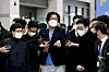 Kim Seong-tae, center, ex-chairman of SBW Group, arrives at Incheon International Airport on Tuesday morning after eight months on the lam. [YONHAP]