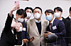 The main opposition People Power Party's presidential candidate Yoon Suk-yeol poses for a photograph with applicants to his campaign's youth outreach posts on Dec. 18. [YONHAP]