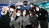 The ruling Democratic Party's presidential candidate Lee Jae-myung takes a selfie with young social workers at a public welfare policy forum on Dec. 28, 2021. [YONHAP]
