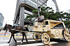 A horse-drawn carriage criticizing Kakao Games' Uma Musume Pretty Derby mobile game takes a spin around the Pangyo neighborhood in Gyeonggi, where Kakao Games is located, on Monday. The game, which revolves around personified race horse girls, is developed by Japanese company Cygames and published by Kakao Games. Users have been complaining of the publisher squeezing money from players and operating the game differently from how it is in Japan. [YONHAP]