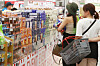 Two women shop at a discount mart in downtown Seoul on Sunday. [YONHAP]