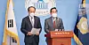 From left, People Power Party lawmaker Choo Kyung-ho and Democratic Party lawmaker Park Hong-keun both on the Special Committee on Budget and Accounts announces the agreement made between the two rivaling parties on the 2021 budget at the National Assembly in Yeouido, Seoul, Tuesday. The parties have agreed to pass the budget at the main floor of the National Assembly on Wednesday. If so it would be the first in six years that the budget passes the legal deadline on Dec. 2. [YONHAP]