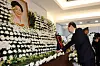 Prime Minister Han Duck-soo, right, pays respects at the memorial altar for Son Myung-soon, widow of late President Kim Young-sam, at the funeral hall at Seoul National University Hospital in Jongno District, central Seoul, Friday. [JOINT PRESS CORPS]