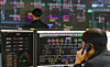 Officials monitor power supply and demand in real time at the grid operations center of Korea Electric Power Corporation’s regional headquarters in Yeongtong District, Suwon, Gyeonggi, on Jan. 22. [JOINT PRESS CORPS]