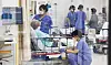 Medical staff members attend to patients at the emergency ward of Ewha Womans University Seoul Hospital in western Seoul on June 10. [KIM JONG-HO]