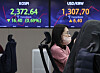 Electronic display boards at Hana Bank in central Seoul show stock and foreign exchange markets on Monday morning. [YONHAP]
