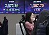 Electronic display boards at Hana Bank in central Seoul show stock and foreign exchange markets on Monday morning. [YONHAP]