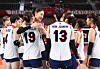 Captain Kim Yeon-koung hugs Pyo Seung-ju after the Korean women's volleyball team dropped the bronze medal match against Serbia on Sunday morning at Ariake Arena in Tokyo. [YONHAP]