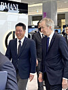 Louis Vuitton Moet Hennessy Group’s founder and Chairman Bernald Arnault met with Hyundai Department Store Chairman Chung Ji-sun to tour the department store’s Pangyo branch in Gyeonggi on Tuesday. [NEWS1]