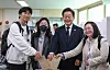 Democratic Party candidate Lee Jae-myung, third from left, casts his ballot during early voting on May 29 with three young voters in Sinchon in Seodaemun District, western Seoul, where multiple universities are located. [KIM SUNG-RYONG]