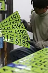 A total of 12,621 passenger cars were affixed with green license plates this year through July 18, denoting corporate cars with a price tag of over 80 million won ($58,000), according to data from the Ministry of Land, Infrastructure and Transport. [YONHAP]