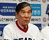 Kim Young-deok speaks to reporters at a press event to mark 30 years since the OB Bears won the inaugural Korean Series held at Jamsil Baseball Stadium in southern Seoul on April 2, 2011. [JOONGANG ILBO]
