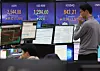 Screens in Hana Bank's trading room in central Seoul show the Kospi closing at 2,544.88 points on Thursday, up 1.36 percent, or 34.22 points, from the previous trading session. [YONHAP]