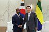 President Yoon Suk-yeol and President Ali Bongo Ondimba shake hands during a photo session at the presidential office in Yongsan, central Seoul, on Wednesday. [PRESIDENTIAL OFFICE]