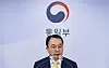 Koo Byoung-sam, the Unification Ministry spokesperson, addresses the issue regarding the funeral of a man who is believed to have been a North Korean defector at a press briefing held at the government complex in Seoul on Monday. [YONHAP]