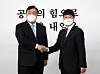 Chairman Lee Jun-seok of the People Power Party, right, shakes hand with Chinese Ambassador Xing Haiming on Monday at the National Assembly. [YONHAP]