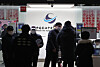 People flock to a visa application service center in central Seoul Wednesday after the Chinese Embassy announced that it will resume issuing short-term visas to Korean nationals starting Saturday. [YONHAP]
