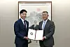 Hyundai Motor Group Chairman Euisun Chung, right, and Kim Jae-ho, chairman of Korea University Foundation pose for a photo at Korea University on Tuesday after signing a donation agreement. [HYUNDAI MOTOR GROUP]