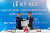 Tran Ngoc Thai Son, left, CEO of Tiki, and Kim Jong-geuk, CEO of Lotte Finance Vietnam, signed a memorandum of understanding on BNPL services on Wednesday. [LOTTE CARD]