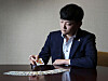 Ed Kwon demonstrates his magic with tarot cards. [PARK SANG-MOON]