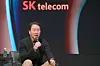 Chey Tae-won, chairman of SK Inc., speaks during a talk session at SparkLabs' demo day held at Coex, southern Seoul, on Thursday. [SPARKLABS]