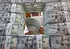 Foreign reserves increased in November for the first time in four months due to an increase in the converted value of non-dollar assets. Korea's foreign reserves stood at $416.1 billion at the end of November, up $2.09 billion won from the previous month, according to the Bank of Korea. Above, an employee sorts currency at Hana Bank’s Counterfeit Notes Response Center in Jung District, central Seoul, on Monday. [YONHAP]