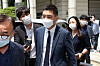 Channel A Reporter Lee Dong-jae, center, exits a courthouse after attending a hearing in July on a warrant for his arrest over allegations that he colluded with a high-ranking prosecutor to implicate a ruling party-affiliated media personality. [YONHAP]