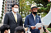 Lee Rae-jin, elder brother of a fisheries official shot and killed by North Korea last month, holds a press conference in front of the Korea Coast Guard office in Incheon on Wednesday. Lee said he requested the agency to release its investigation reports to him. [YONHAP]