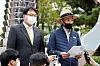 Lee Rae-jin, elder brother of a fisheries official shot and killed by North Korea last month, holds a press conference in front of the Korea Coast Guard office in Incheon on Wednesday. Lee said he requested the agency to release its investigation reports to him. [YONHAP]