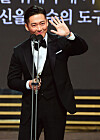 Actor Namkoong Min won the Grand Prize at the MBC Drama Awards on Thursday. [ILGAN SPORTS]