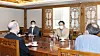 SK Group Chairman Chey Tae-won talks with Andrew Marsh, CEO of New York-based hydrogen company Plug Power, during Marsh's visit to SK headquarters in Jongno, central Seoul, Wednesday. [SK GROUP]