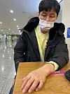 Son Jin-wook, 40, the first person to successfully receive a hand transplant in Korea, shows his hand four years after his surgery last Thursday while visiting Daegu Catholic University Hospital. [KIM YOUN-HO]