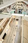 A shopping mall complex in Seoul is almost completely empty on Sunday as a result of the resurgence of Covid-19 infections over recent days. The number of confirmed virus cases surpassed 1,000 throughout Saturday, according to the Korea Disease Control and Prevention Agency on Sunday. [YONHAP]