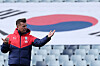 Korean women's team manager Colin Bell talks to his squad during training at Campbelltown Sports Stadium outside Sydney, Australia on Sunday.  [YONHAP]