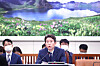 Rep. Lee In-young, the nominee for Minister of Unification, center, speaks during his confirmation at the National Assembly on Thursday. [YONHAP]