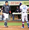 Lee Dae-ho of the Lotte Giants debuts as catcher in the ninth inning against the Samsung Lions at Daegu Samsung Lions Park in Daegu on Saturday. [NEWS1]