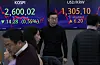 Screens in Hana Bank's trading room in central Seoul show the Kospi closing at 2,600.02 points on Thursday, down 0.55 percent, or 14.28 points, from the previous trading session.[NEWS1]