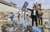 Members of environmental civic groups including the Korea Federation for Environmental Movements protest in Gwanghwamun Square in central Seoul on Thursday urging the Korean government to cooperate with the World Trade Organization's movement to end harmful fishery subsidies that harm the environment. [YONHAP]